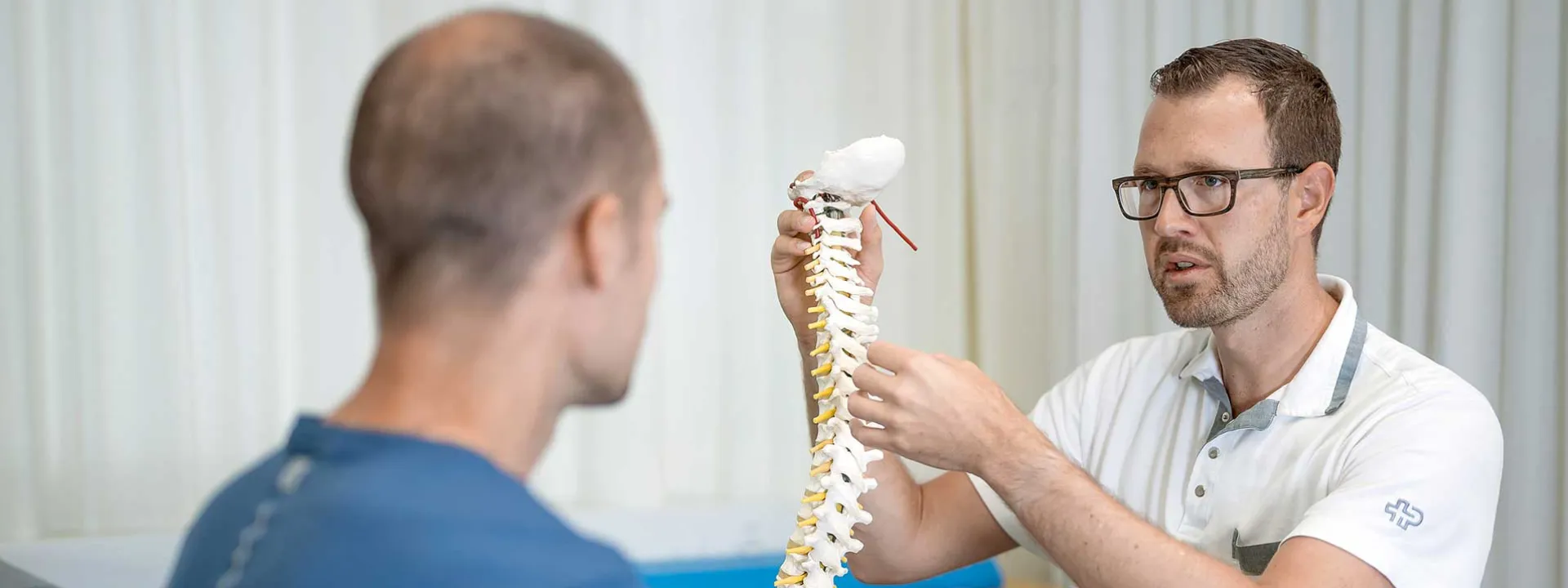 Symbolbild Behandlung von Rückenschmerzen